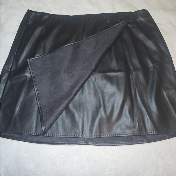 Max Studio Women's Faux Leather Wrap Black Mini Plus Size Skirt 2X NWT - Picture 2 of 6